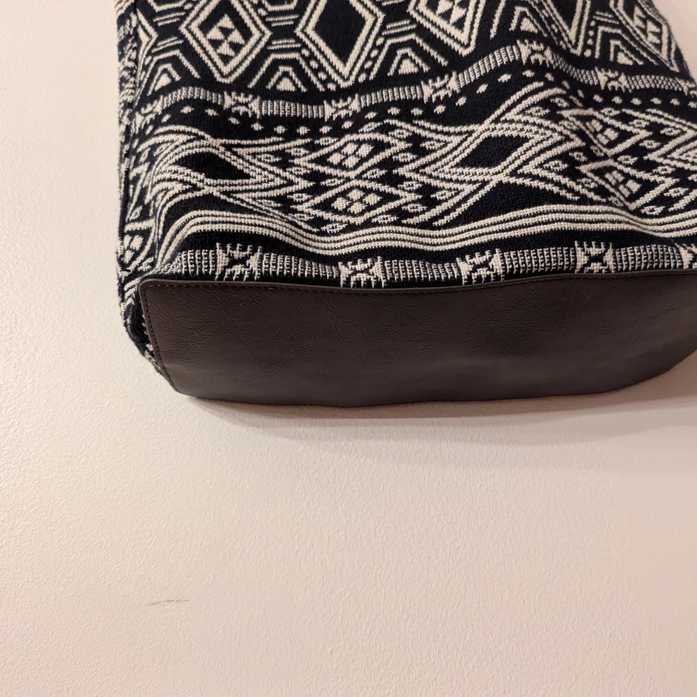 Elegant Black and White Geometric Tote - Picture 3 of 8